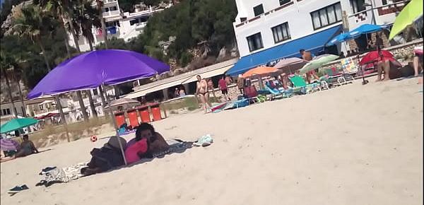  Voyeur filme une femme topless avec des énormes loches sur la plage